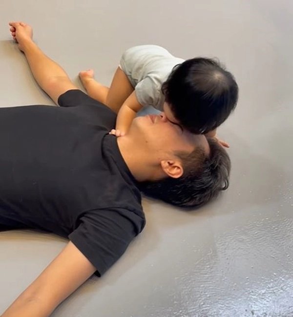 Được con gái thơm cường đôla làm liều xin miếng nữa nhưng bé có phản ứng đáng yêu - 2