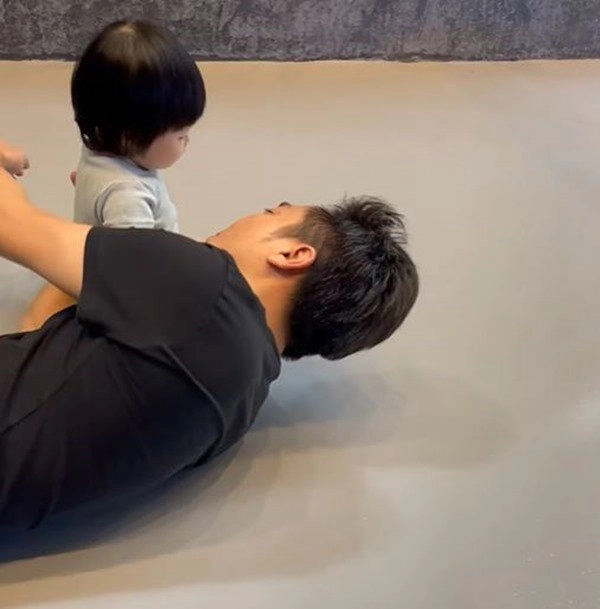 Được con gái thơm cường đôla làm liều xin miếng nữa nhưng bé có phản ứng đáng yêu - 3