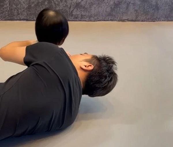 Được con gái thơm cường đôla làm liều xin miếng nữa nhưng bé có phản ứng đáng yêu - 4