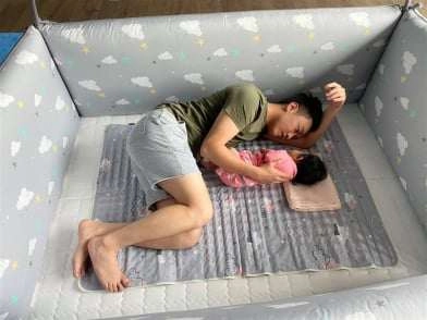 Được con gái thơm cường đôla làm liều xin miếng nữa nhưng bé có phản ứng đáng yêu - 6