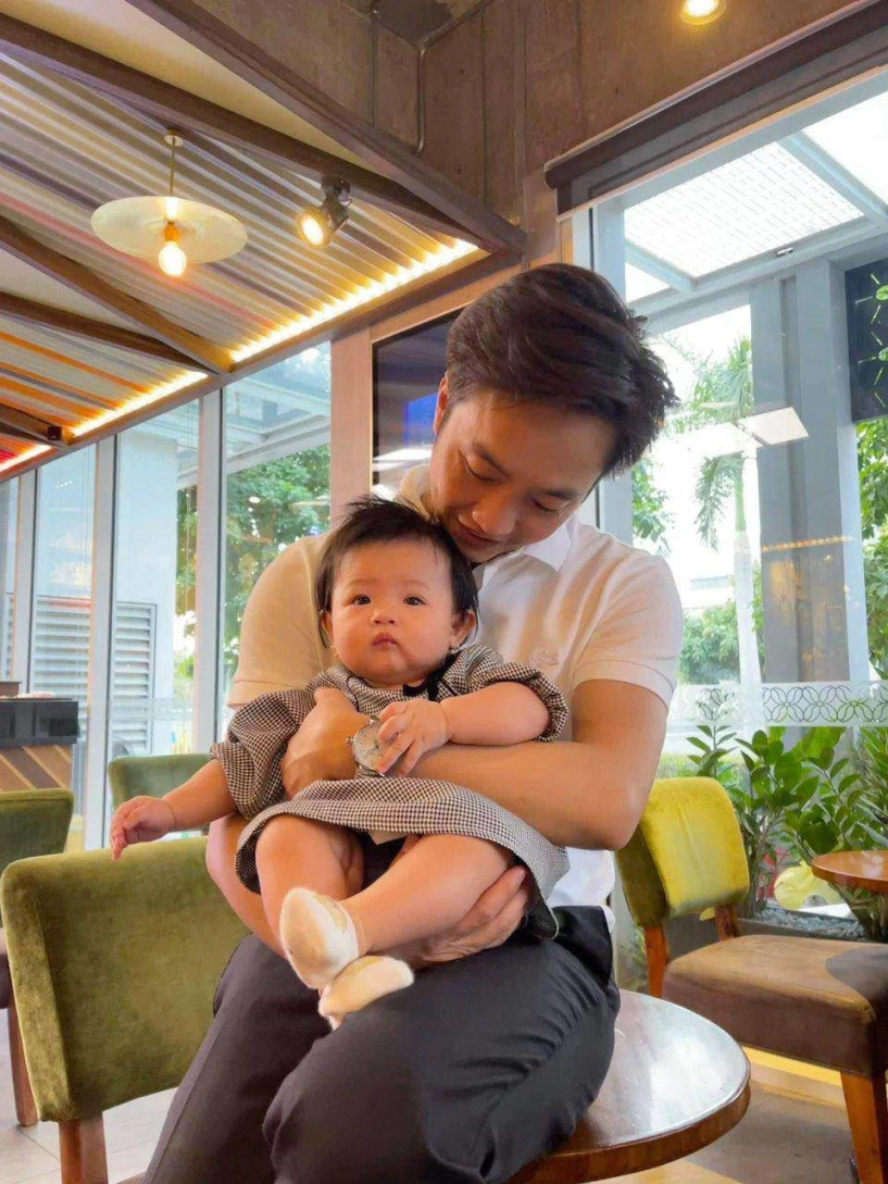 Được con gái thơm cường đôla làm liều xin miếng nữa nhưng bé có phản ứng đáng yêu - 8