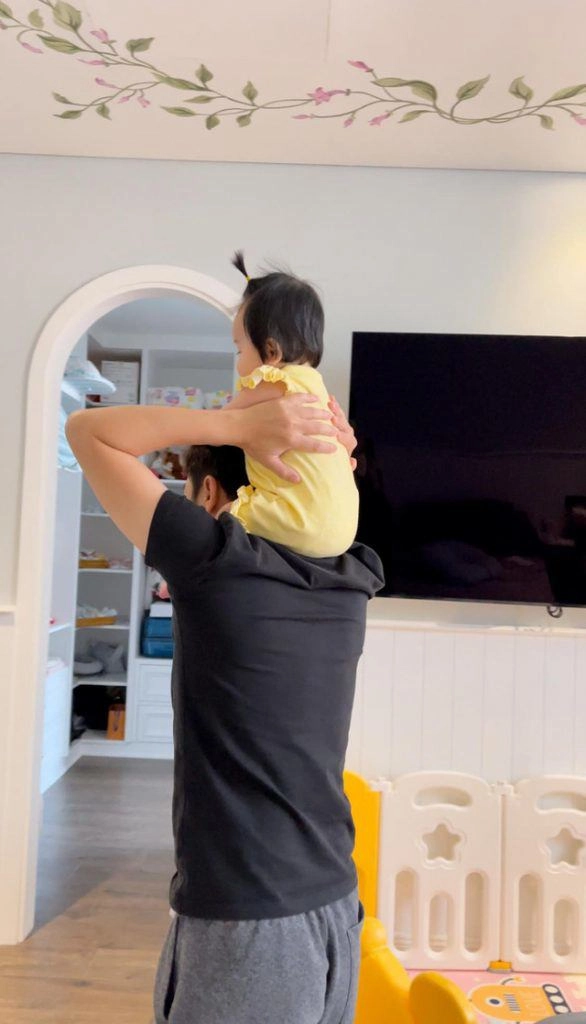 Được con gái thơm cường đôla làm liều xin miếng nữa nhưng bé có phản ứng đáng yêu - 10