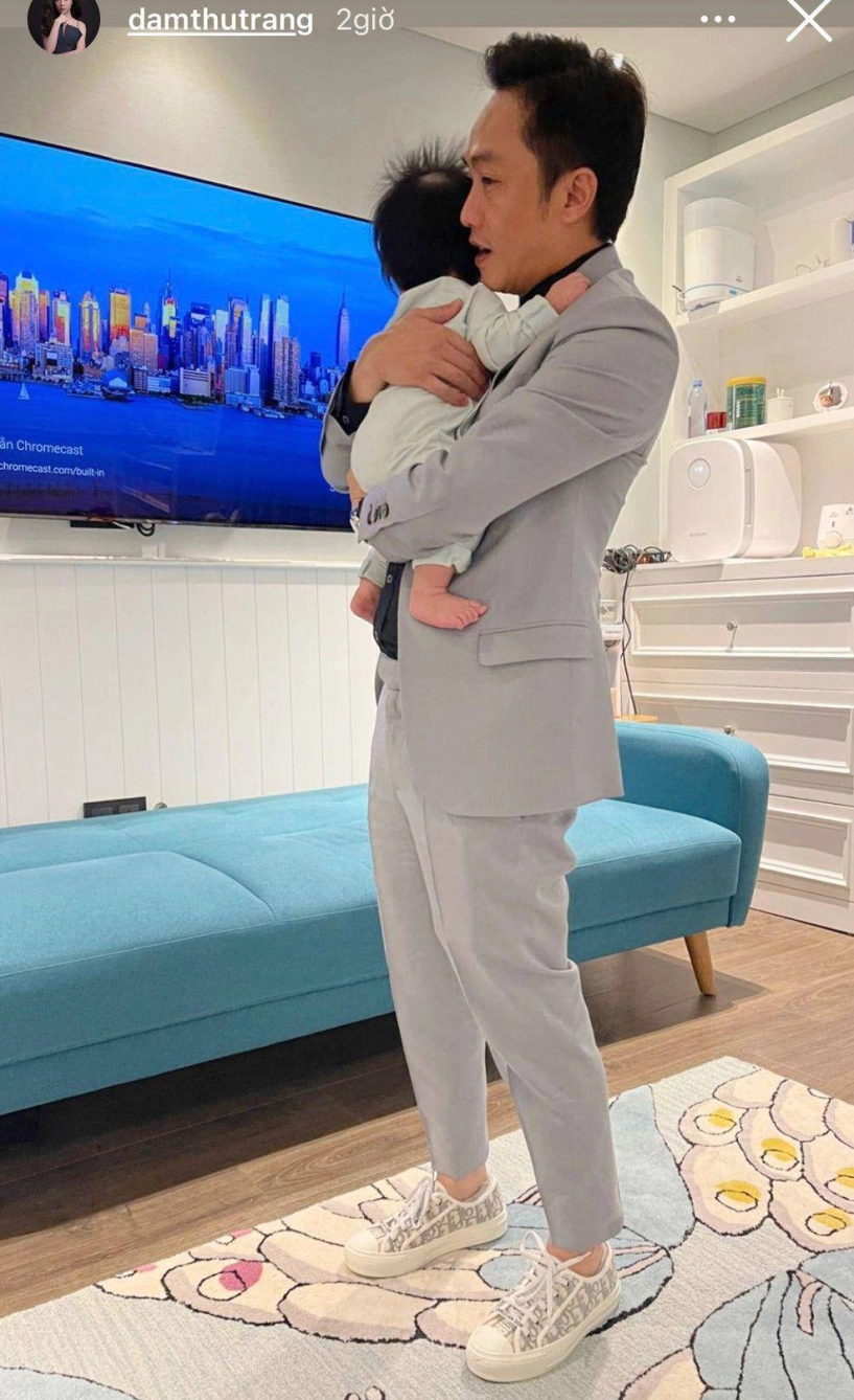 Được con gái thơm cường đôla làm liều xin miếng nữa nhưng bé có phản ứng đáng yêu - 11