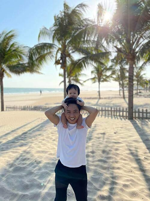 Được con gái thơm cường đôla làm liều xin miếng nữa nhưng bé có phản ứng đáng yêu - 12