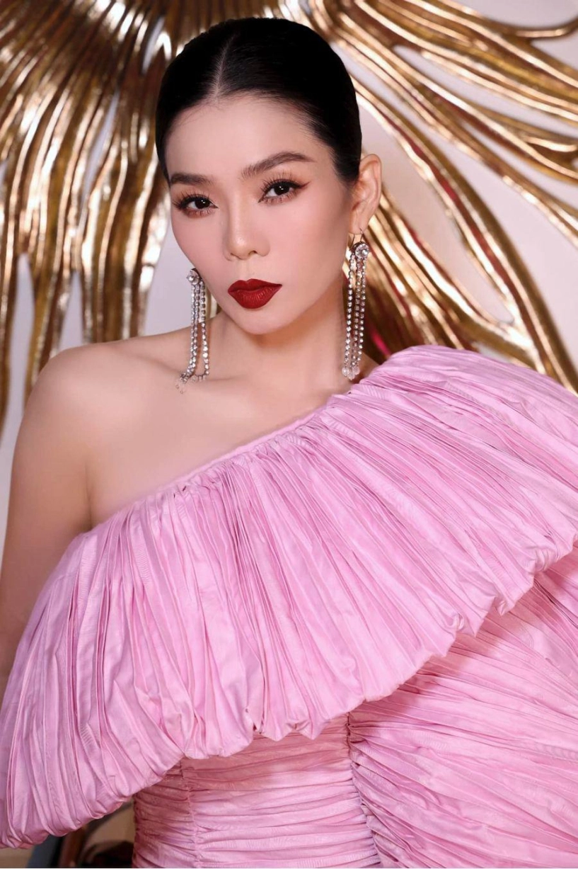 Hết thời mặc đồ hường sến lệ quyên cao tay phối đồ khoe vốn liếng tôi luyện vất vả - 2