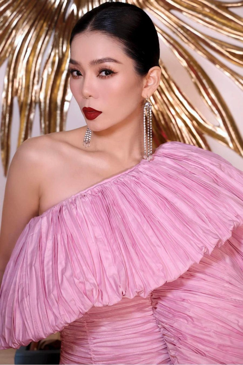 Hết thời mặc đồ hường sến lệ quyên cao tay phối đồ khoe vốn liếng tôi luyện vất vả - 3
