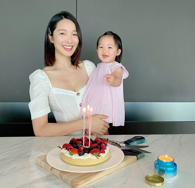 Hoa hậu 1m75 sinh con gái quá xinh với chồng lùn- xấu đẻ tiếp bé thứ 2 và kết quả - 3