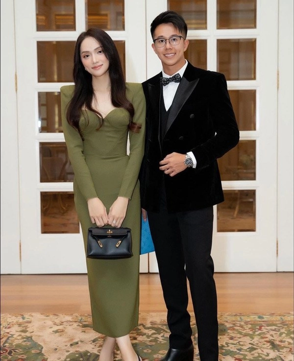 Hương giang ăn mặc kín đáo vẫn khoe được đường cong khi sánh bước cùng matt liu - 1