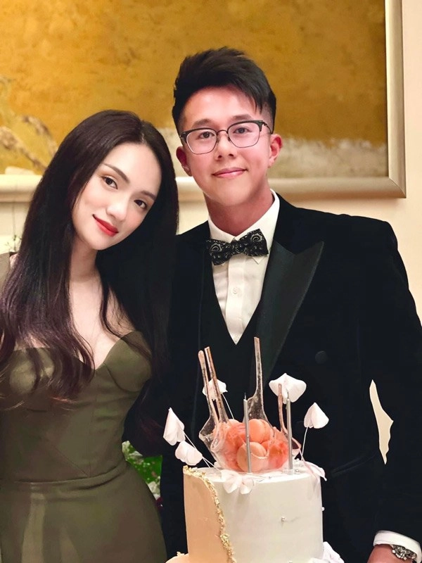 Hương giang ăn mặc kín đáo vẫn khoe được đường cong khi sánh bước cùng matt liu - 3