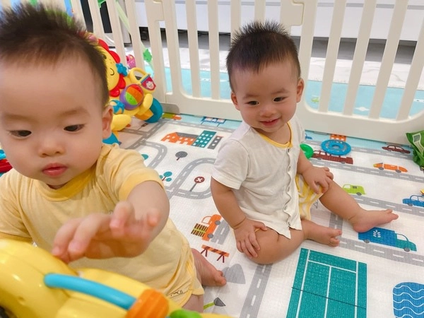 Khoảnh khắc ngọt rụng tim của cặp anh chị em nhà sao việt bố mẹ nhìn là muốn đẻ thêm - 12