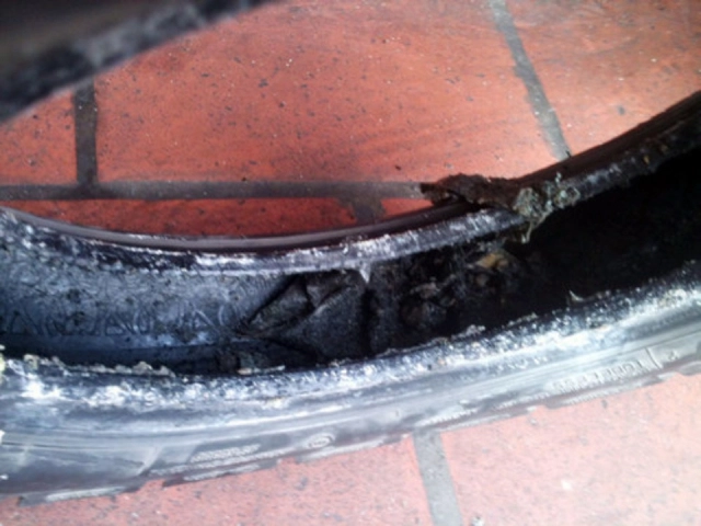 Nguy hiểm khi đổ keo tự vá cho lốp xe - 5