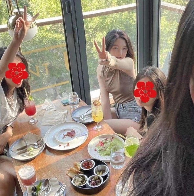 Nhận không ra con gái 15 tuổi của lý á bằng vì lối ăn mặc người lớn tạo dáng sexy - 1