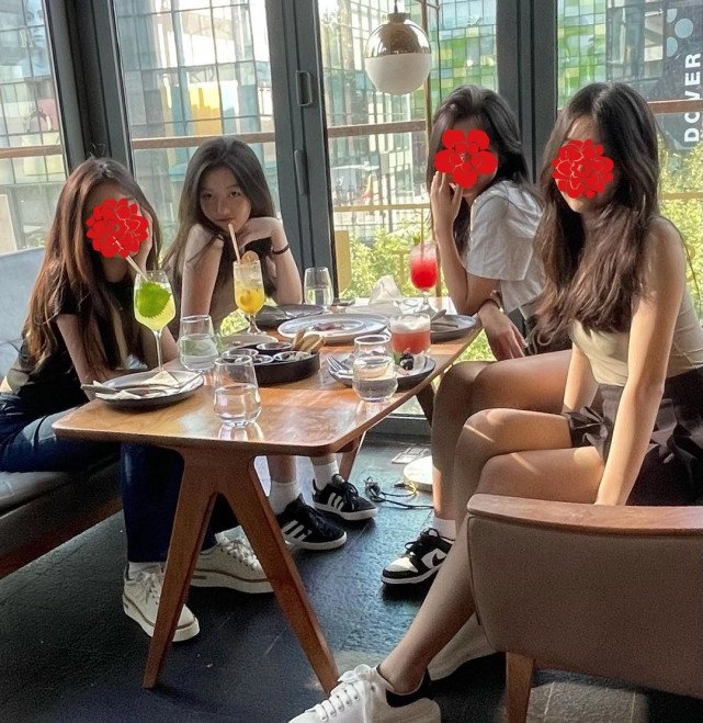 Nhận không ra con gái 15 tuổi của lý á bằng vì lối ăn mặc người lớn tạo dáng sexy - 2