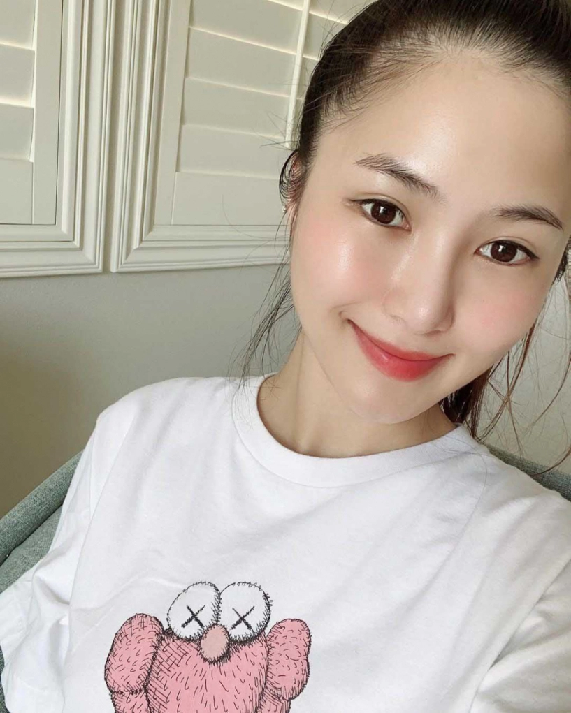 Ở trời tây hương tràm xúng xính khoe da mặt xuân thì đẹp như tuổi 18 - 1