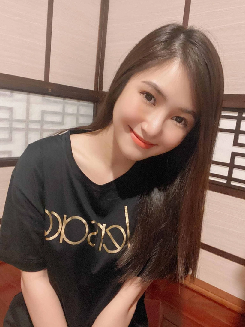 Ở trời tây hương tràm xúng xính khoe da mặt xuân thì đẹp như tuổi 18 - 3