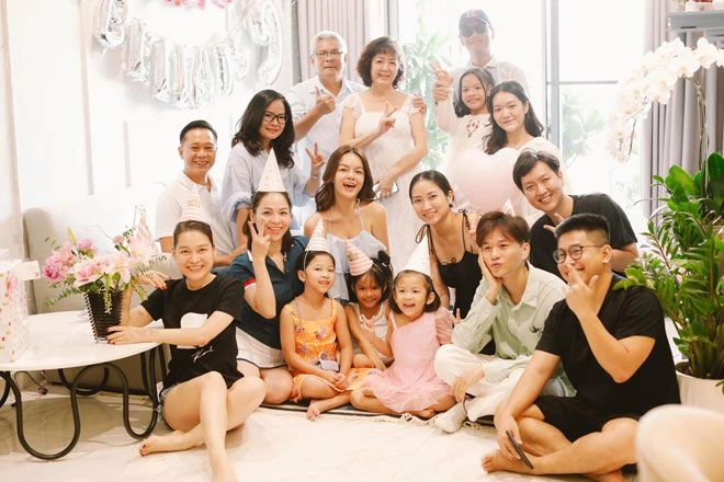 Phạm quỳnh anh quang huylàm sinh nhật cho con sau 3 năm ly hôn cùng chụp ảnh gia đình - 9