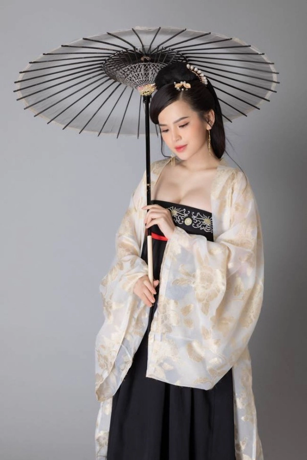 Sau nghi vấn lộ clip nhạy cảm thánh nữ mì gõ lại bị ném đá vì mê khoe dáng - 1