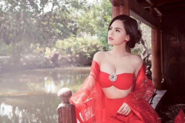 Sau nghi vấn lộ clip nhạy cảm thánh nữ mì gõ lại bị ném đá vì mê khoe dáng - 2
