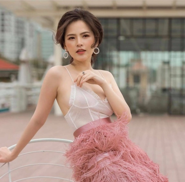 Sau nghi vấn lộ clip nhạy cảm thánh nữ mì gõ lại bị ném đá vì mê khoe dáng - 13