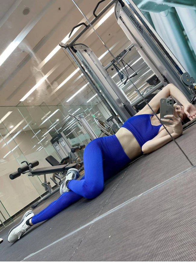 Tập cùng sao lệ quyên khoe eo khét lẹt với bikini nhờ chăm chỉ tập một động tác - 12