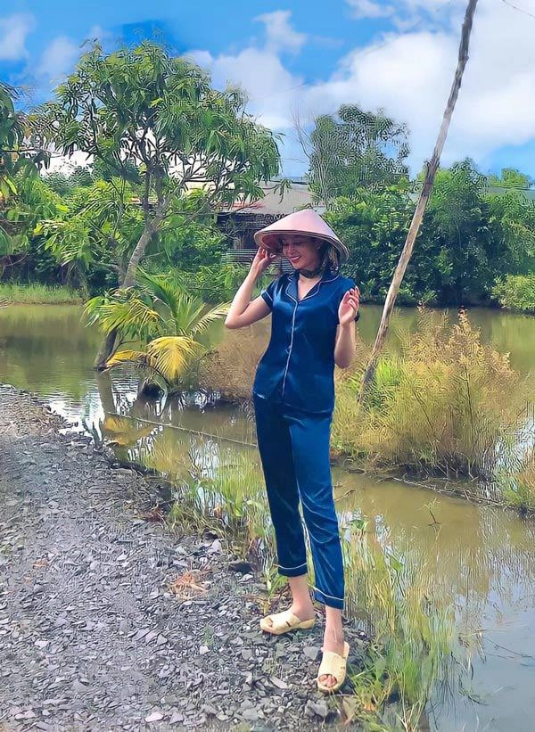 Thời trang chuẩn gái quê của á hậu chuyển giới đẹp nhất miền tây - 22