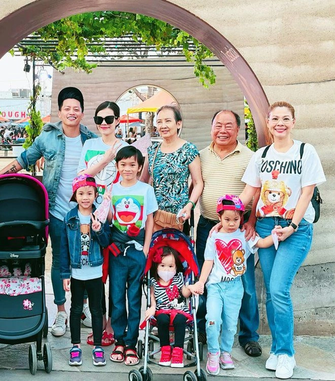 Vừa sang mỹ jacky minh trí cùng mẹ ruột và cha dượng đi chơi còn mặc áo đôi tình cảm - 1