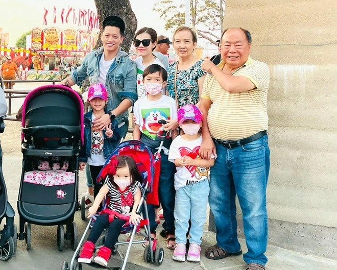 Vừa sang mỹ jacky minh trí cùng mẹ ruột và cha dượng đi chơi còn mặc áo đôi tình cảm - 2