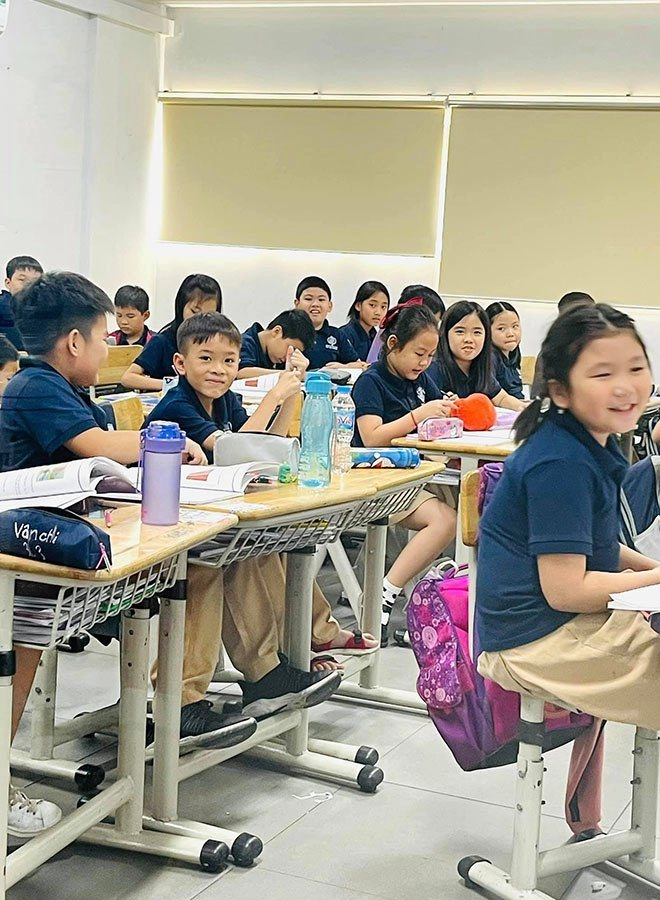 Vừa sang mỹ jacky minh trí cùng mẹ ruột và cha dượng đi chơi còn mặc áo đôi tình cảm - 7