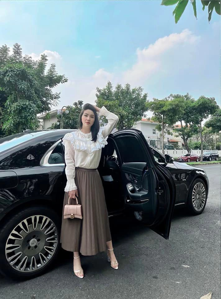 Bảo thy lên đồ thả dáng bên xế hộp hé lộ điểm được chồng đại gia cưng - 2