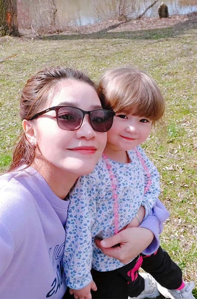 Bế con 2 tuổi theo chồng tây xuất ngoại cô gái khánh hoà sắp làm bà chủ ở canada - 9