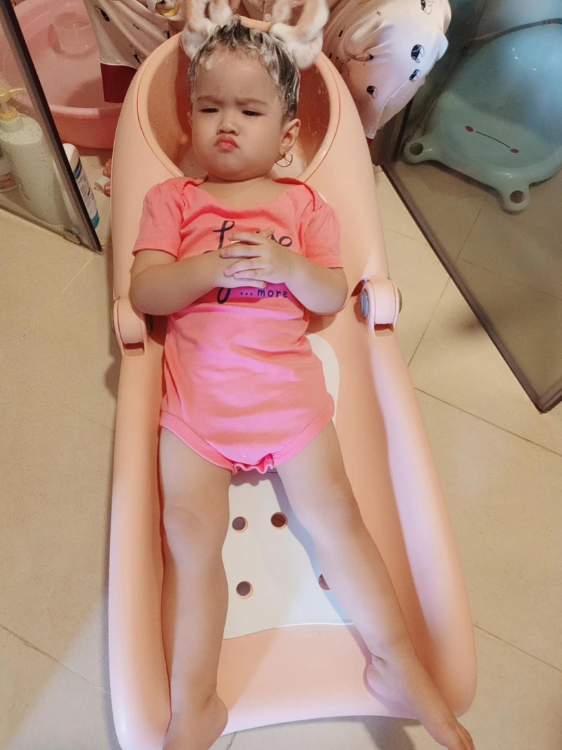 Bé gái cùng huyết thống với ngọc trinh 19 tháng đã có đặc điểm giống nữ hoàng nội y - 1