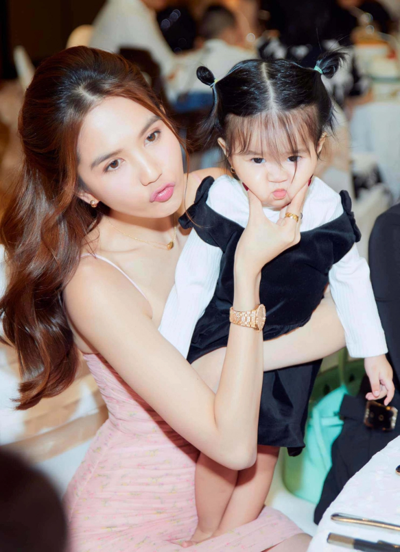 Bé gái cùng huyết thống với ngọc trinh 19 tháng đã có đặc điểm giống nữ hoàng nội y - 4