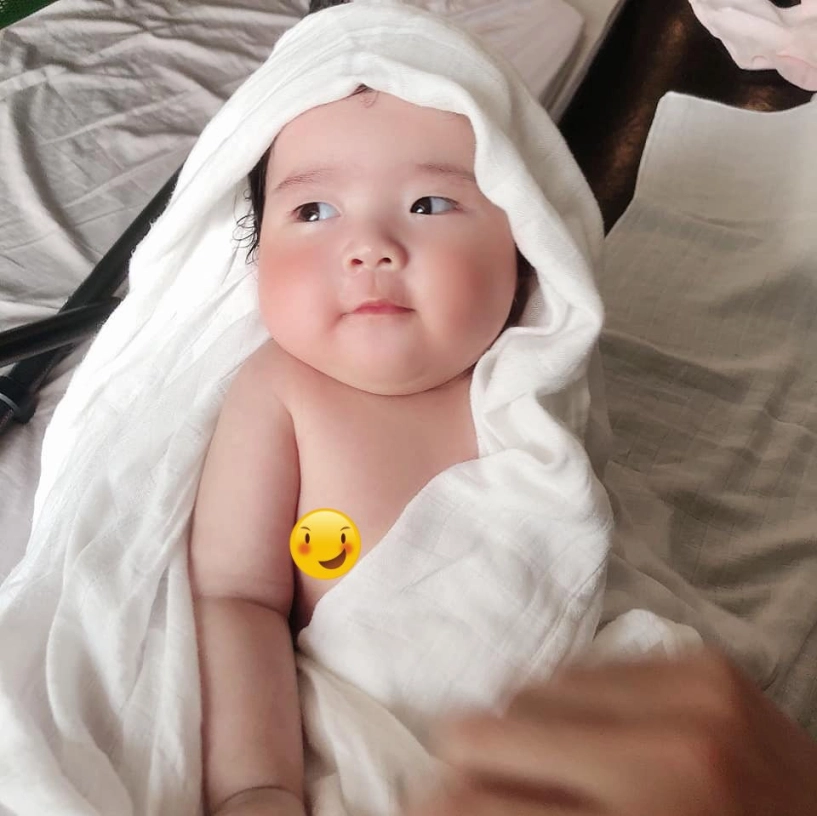 Bé gái cùng huyết thống với ngọc trinh 19 tháng đã có đặc điểm giống nữ hoàng nội y - 8