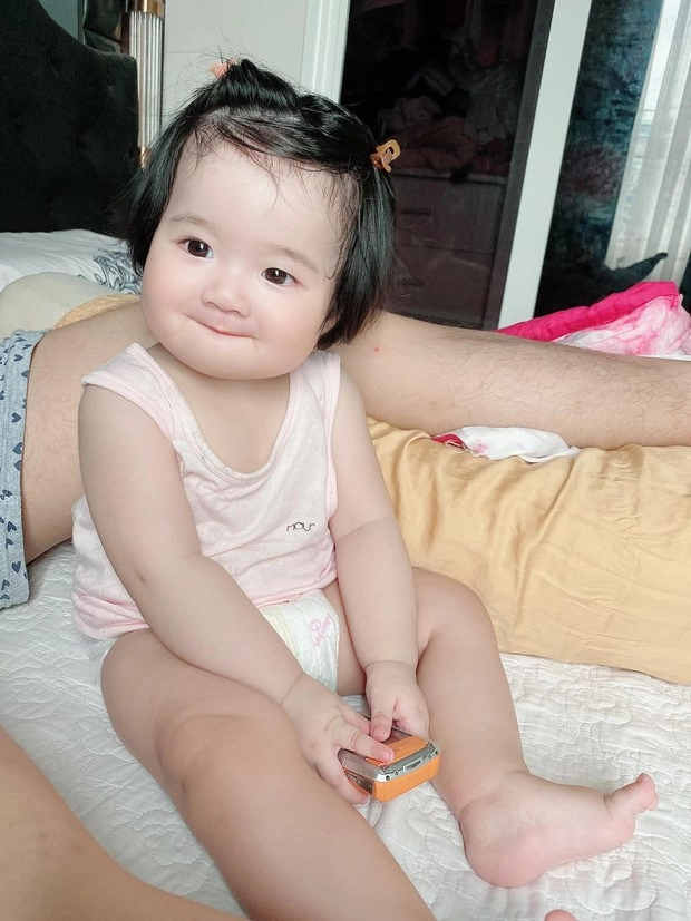 Bé gái cùng huyết thống với ngọc trinh 19 tháng đã có đặc điểm giống nữ hoàng nội y - 9