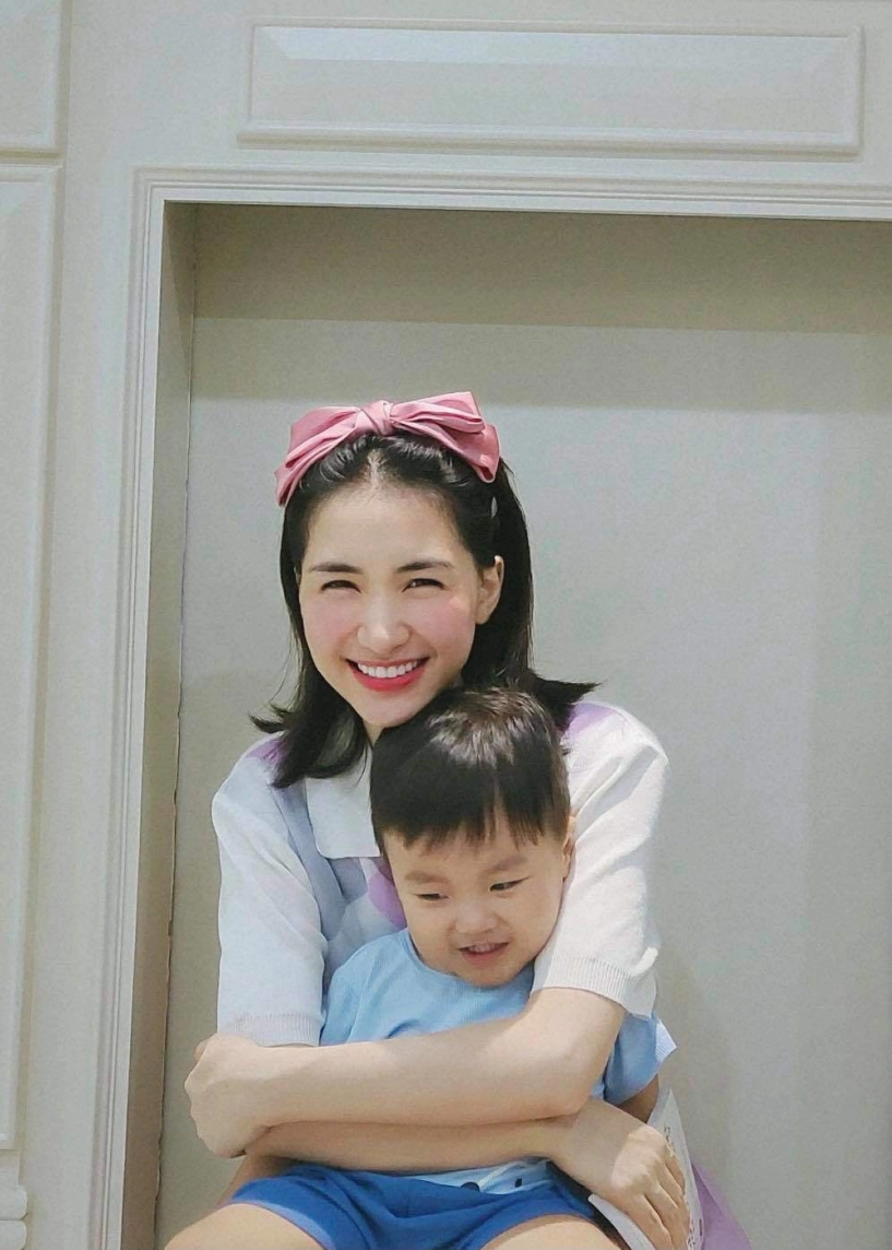 Bố đại gia long an mẹ hotgirl bắc ninh con trai hoà minzy nói giọng bắc miền tây ngọt lịm - 9