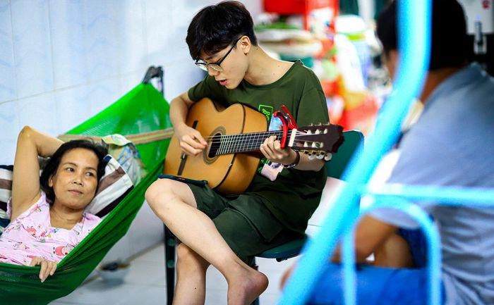 Cậu bé từng được đàm vĩnh hưng hứa nâng đỡ giờ chỉ mong nổi tiếng để có tiền cứu mẹ - 4