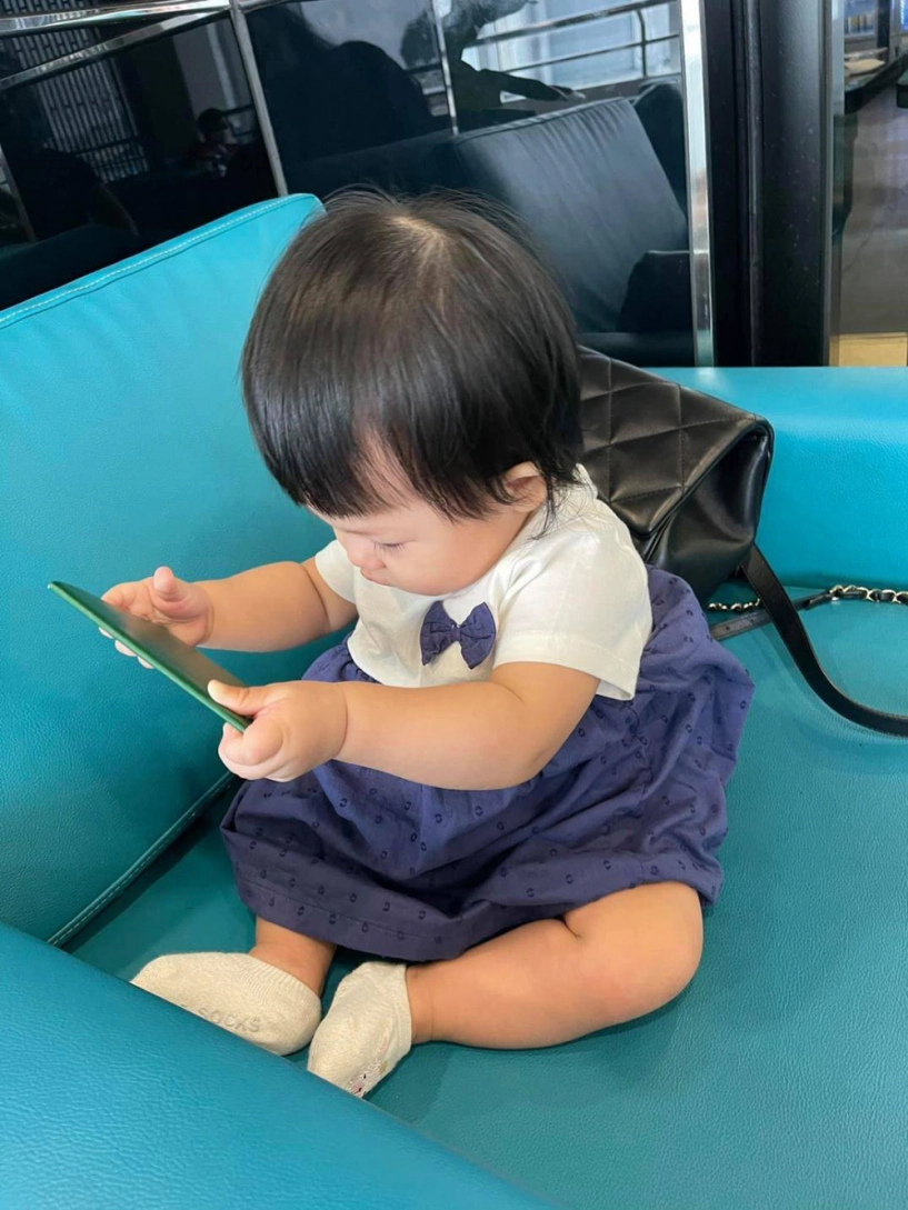 Chập chững biết đi thế lực nhí nhà cường đô la đã diện đồ tạo dáng cực chuyên nghiệp - 20