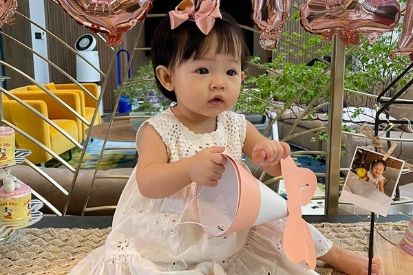 Con gái cường đôla- đàm thu trang càng lớn càng xinh như thiên thần đẹp nhất ở đôi mắt - 20