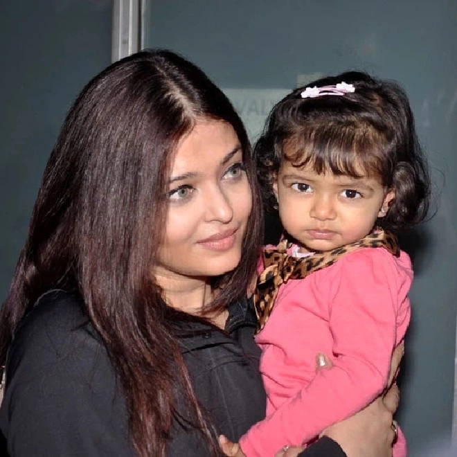 Con gái hoa hậu đẹp nhất mọi thời đại hưởng gen đẹp của mẹ điệu cười cũng y 1 kiểu - 4