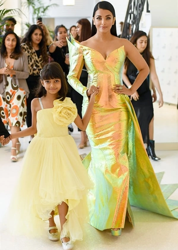 Con gái hoa hậu đẹp nhất mọi thời đại hưởng gen đẹp của mẹ điệu cười cũng y 1 kiểu - 10