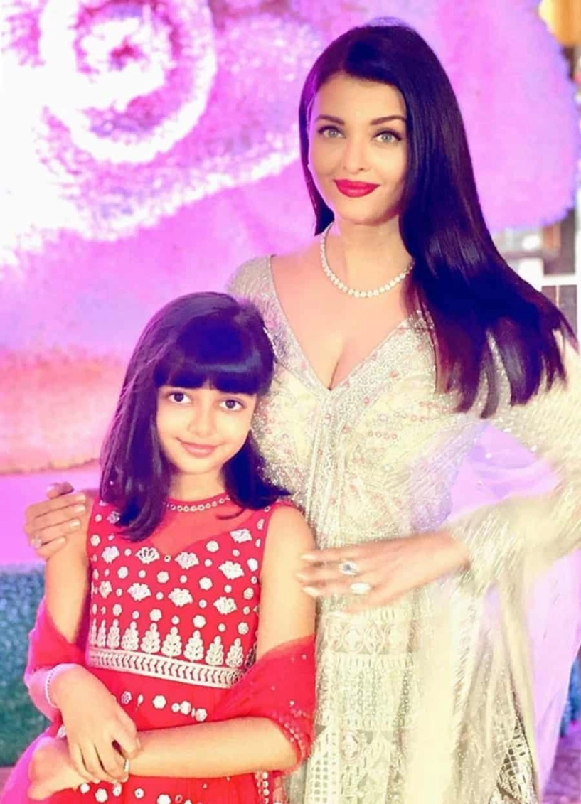 Con gái hoa hậu đẹp nhất mọi thời đại hưởng gen đẹp của mẹ điệu cười cũng y 1 kiểu - 11