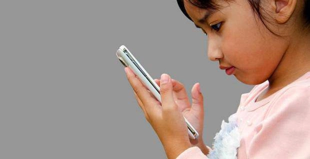 Con gái mượn điện thoại rồi trốn biệt trong phòng mẹ điếng người khi phát hiện sự thật - 1