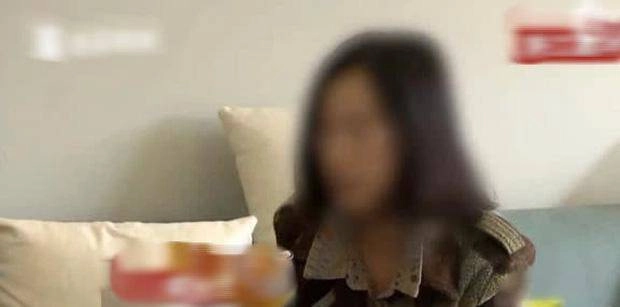 Con gái mượn điện thoại rồi trốn biệt trong phòng mẹ điếng người khi phát hiện sự thật - 2