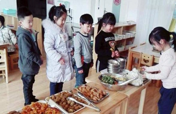 Con mẫu giáo chê cơm mẹkhen đồ ăn ở trường rất ngon mẹ xem ảnh thì tức giận - 1