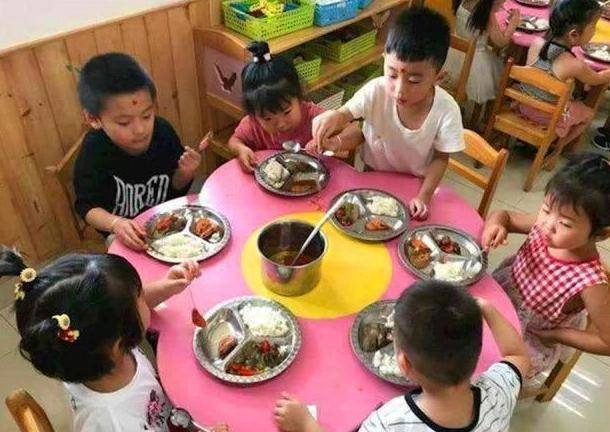 Con mẫu giáo chê cơm mẹkhen đồ ăn ở trường rất ngon mẹ xem ảnh thì tức giận - 3
