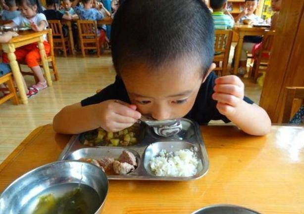 Con mẫu giáo chê cơm mẹkhen đồ ăn ở trường rất ngon mẹ xem ảnh thì tức giận - 4