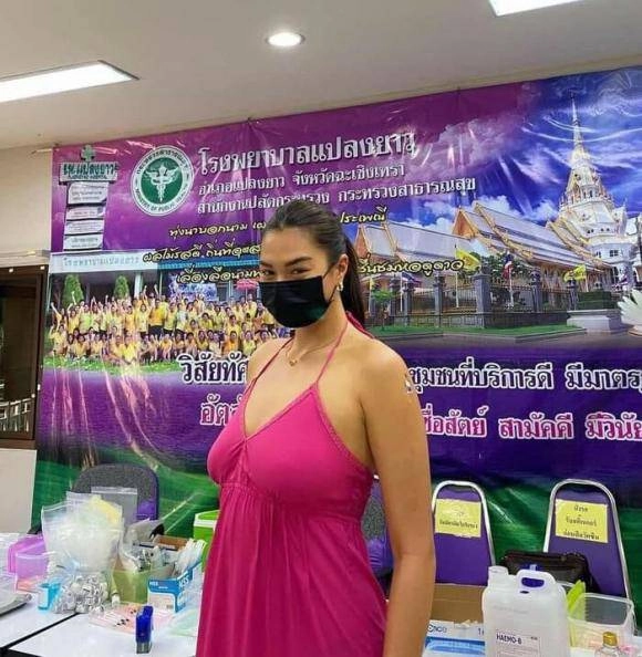 Hoa hậu 71kg mặc váy không nội y đi tiêm vaccine body đô con ngực chảy xệ gây thất vọng - 3