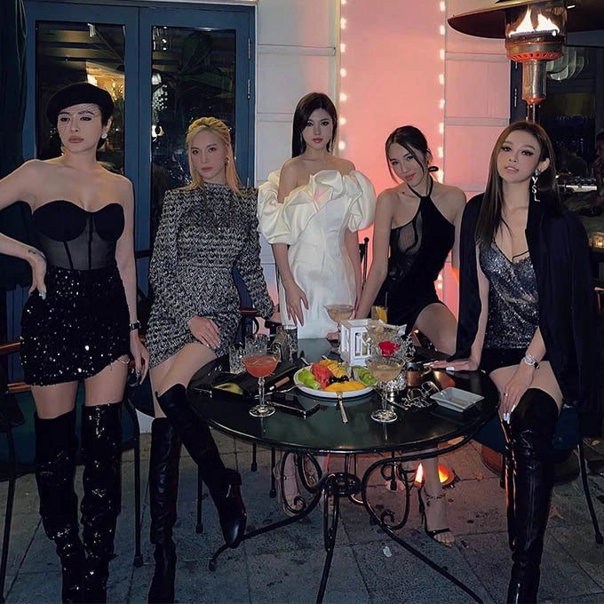 Huyền baby thả dáng bỏng mắt trong biệt phủ 80 tỷ làm mẹ 2 con vừa nhàn vừa sang - 2