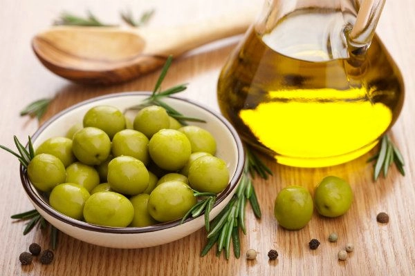Làm đẹp tại nhà chẳng tốn mấy đồng với những công thức dầu ô liu dưỡng da siêu đơn giản - 1