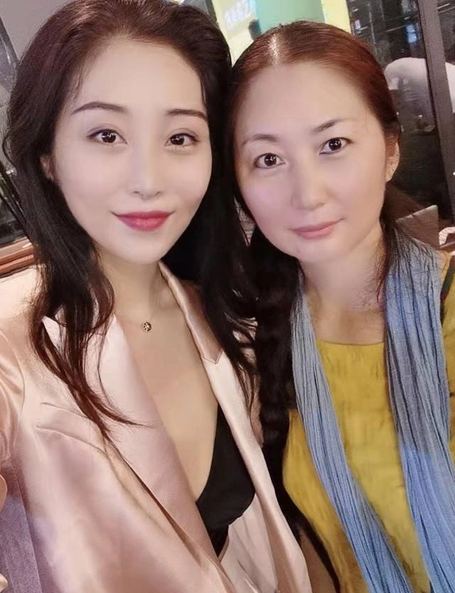 Người mẫu xinh đẹp không cần đàn ông qua thái mua giống sinh 3 con lai như thiên thần - 3